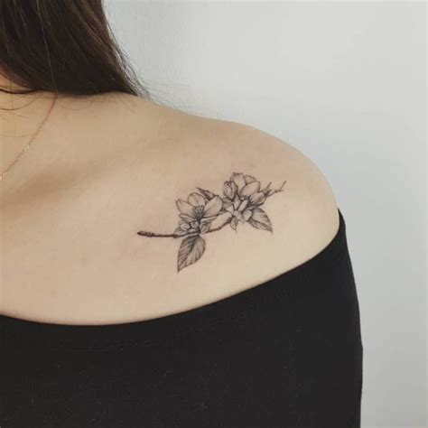 tatuajes de pecho mujer|Tatuajes en el pecho para mujeres